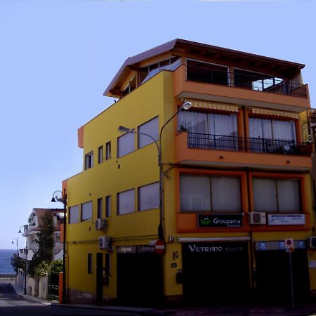 Pozzo Lazzaro Apartments Santa Teresa Di Riva Dış mekan fotoğraf
