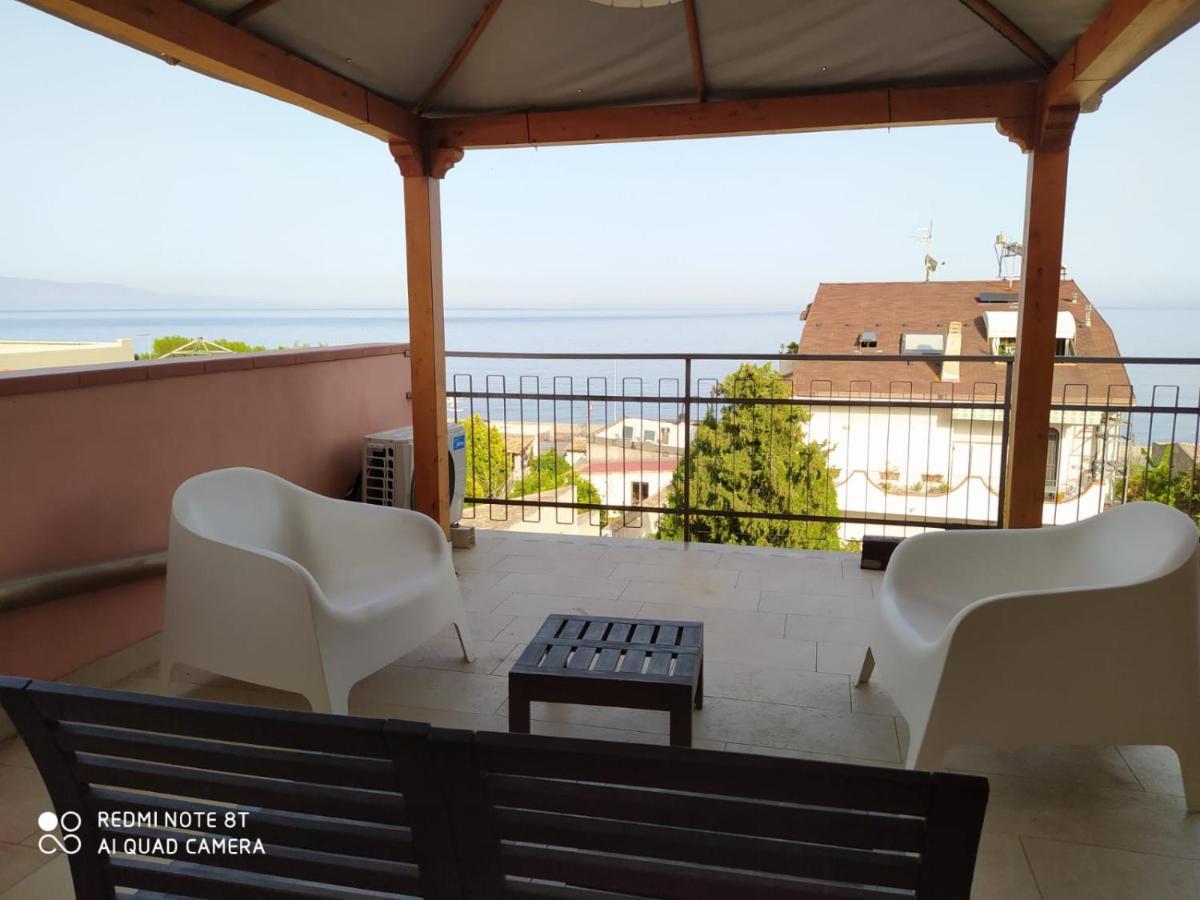 Pozzo Lazzaro Apartments Santa Teresa Di Riva Dış mekan fotoğraf