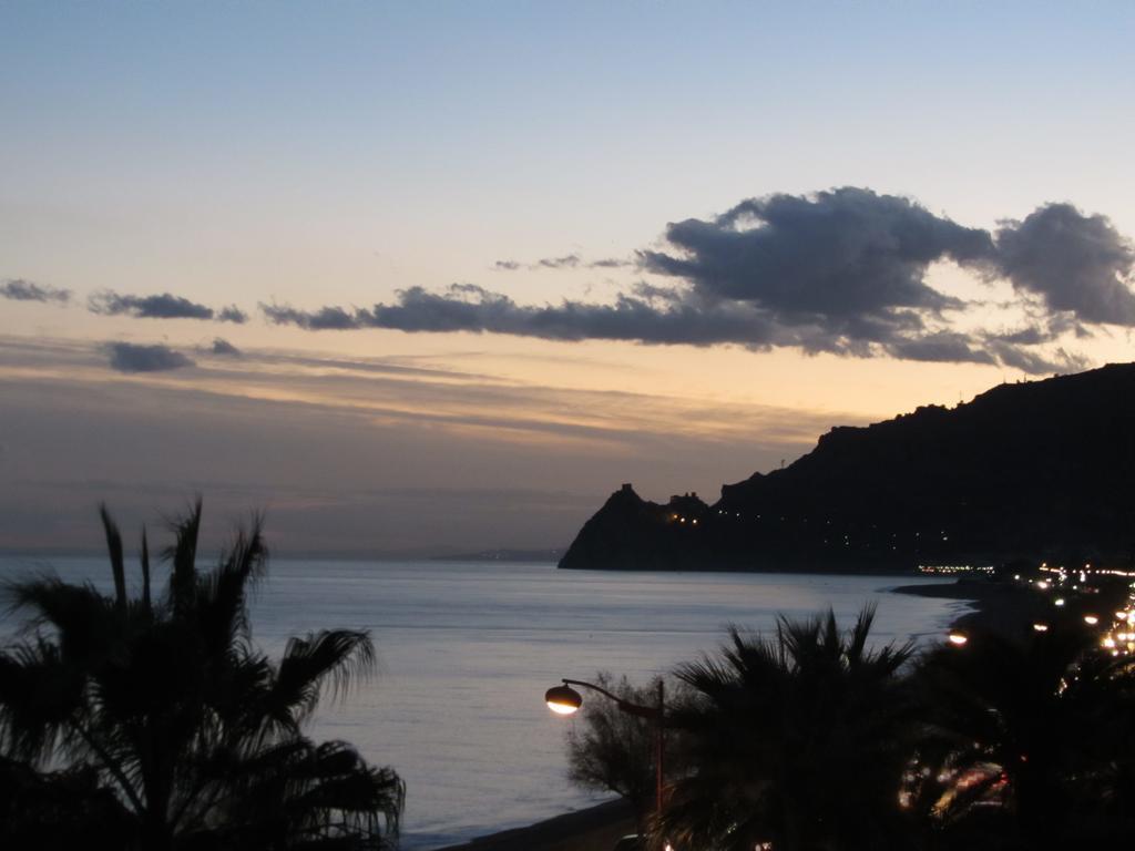 Pozzo Lazzaro Apartments Santa Teresa Di Riva Oda fotoğraf