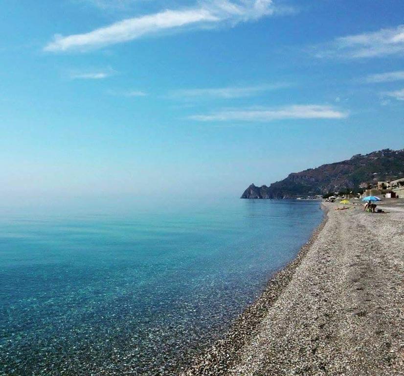 Pozzo Lazzaro Apartments Santa Teresa Di Riva Dış mekan fotoğraf